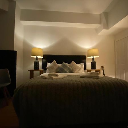 Queen Street Boutique Suites Эдинбург Экстерьер фото A bedroom at the hotel