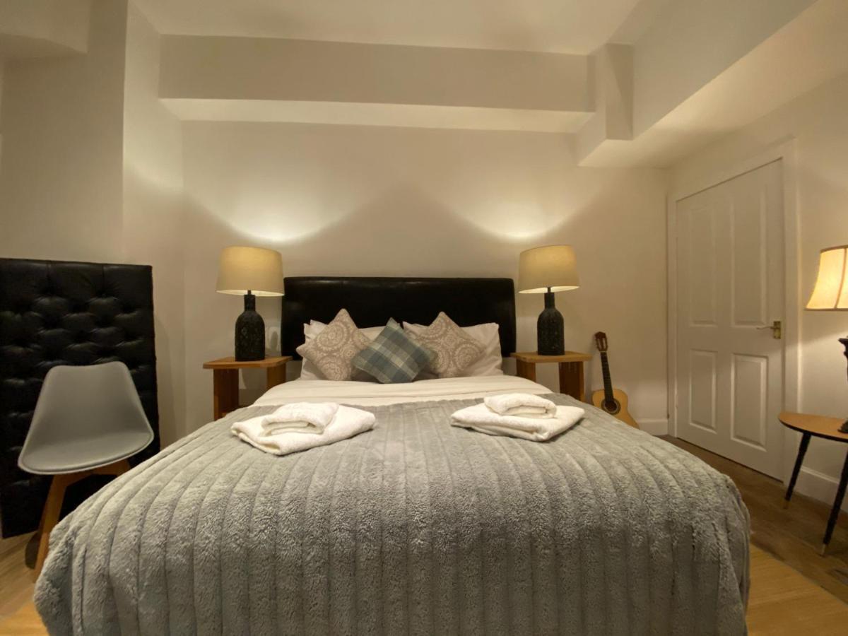 Queen Street Boutique Suites Эдинбург Экстерьер фото A bedroom at the hotel