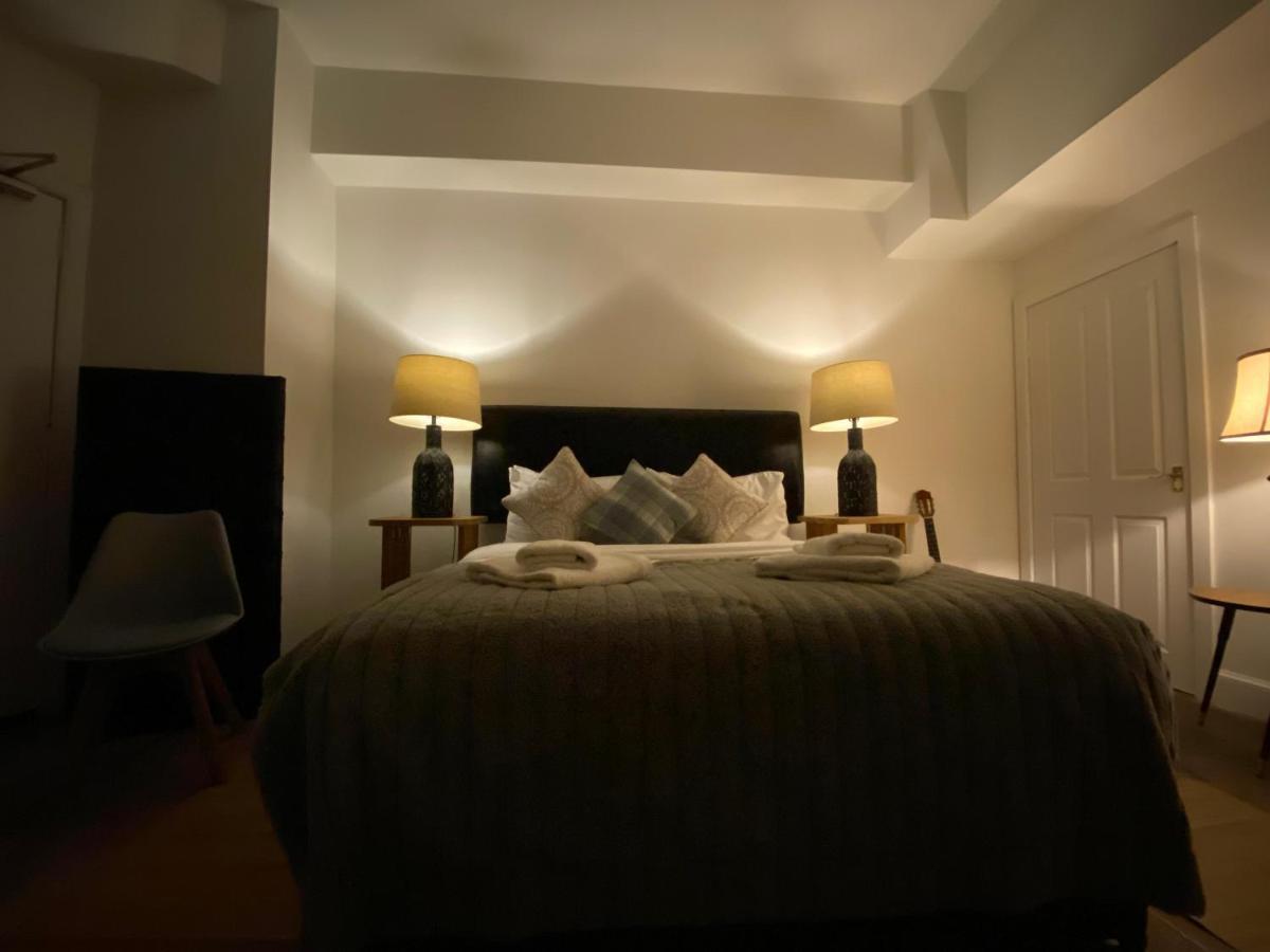 Queen Street Boutique Suites Эдинбург Экстерьер фото A bedroom at the hotel