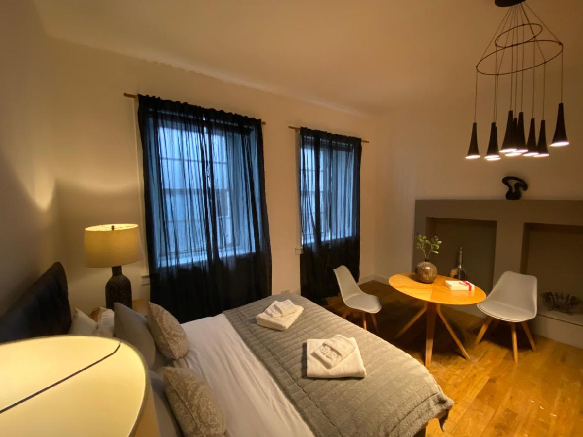 Queen Street Boutique Suites Эдинбург Экстерьер фото A room at the hotel