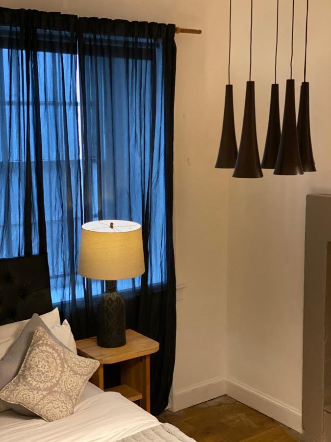 Queen Street Boutique Suites Эдинбург Экстерьер фото A lamp