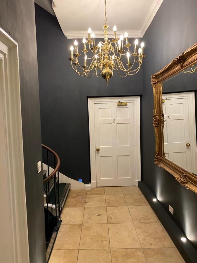 Queen Street Boutique Suites Эдинбург Экстерьер фото The entrance to the house