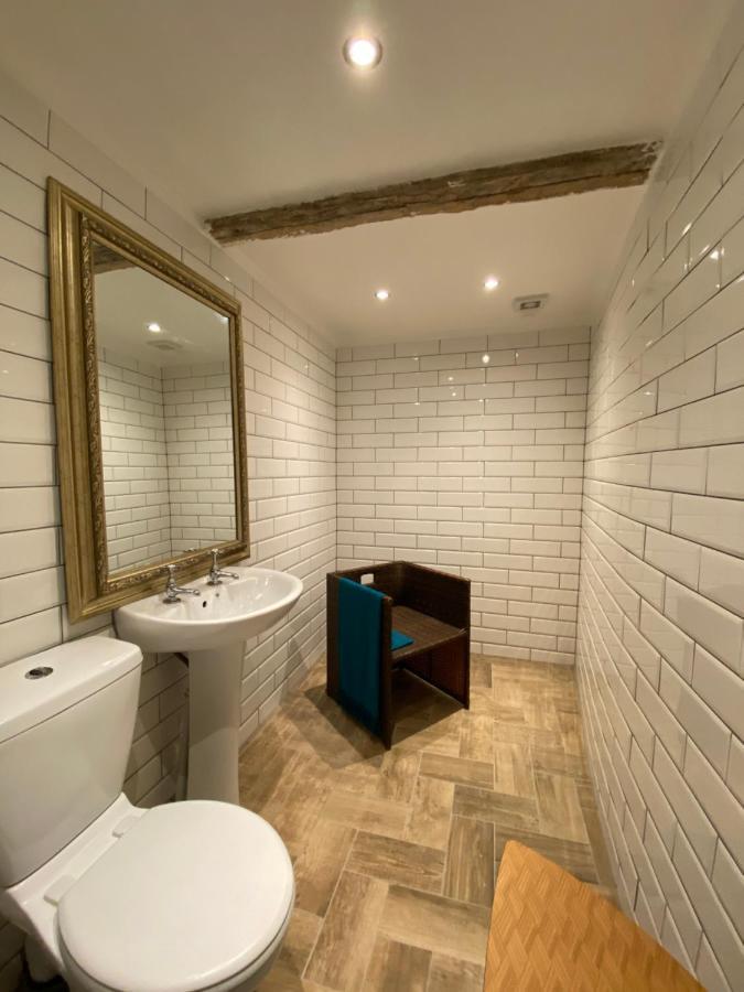 Queen Street Boutique Suites Эдинбург Экстерьер фото The toilet at the station
