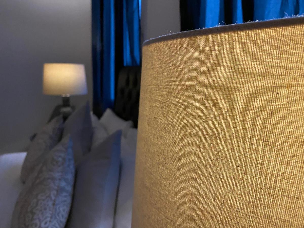 Queen Street Boutique Suites Эдинбург Экстерьер фото A lampshade
