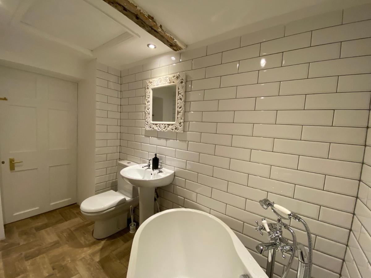 Queen Street Boutique Suites Эдинбург Экстерьер фото Bathroom with white metro tiles